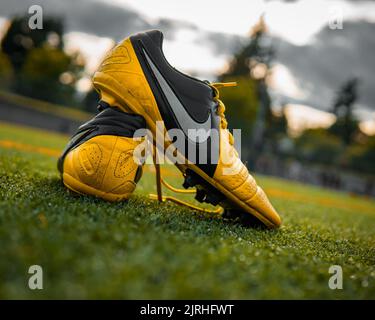 Eine Nahaufnahme eines Paares Nike CTR360 Maestri Fußballschuhe auf dem Spielfeld auf den Spielfeldern von Wilson Stockfoto