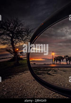 Der Sonnenuntergang ist in einem Auto Spiegel, 7. Januar 2016, in Cedar Point in der Nähe von Dauphin Island, Alabama wider. Stockfoto