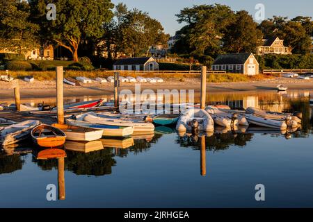 Schlauchboote werden am Owen Park Town Dock und am nahe gelegenen Owen Park Beach in Vineyard Haven (Tisbury), Massachusetts, auf Martha's Vineyard, festgebunden. Stockfoto