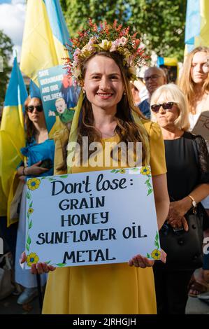 London, Großbritannien. 24. August 2022. Kundgebung vor der Downing Street, um den Unabhängigkeitstag der Ukraine zu feiern. Quelle: Andrea Domeniconi/Alamy Live News Stockfoto