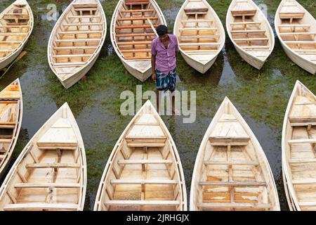 Manikganj, Dhaka, Bangladesch. 24. August 2022. Hunderte von handgefertigten Holzbooten stehen auf dem größten Bootsmarkt in Bangladesch in Manikgonj zum Verkauf. Wird von den Einheimischen während des Monsuns verwendet Wenn starke Niederschläge das Flussufer zum Platzen bringen, kostet jedes Schiff zwischen £30 und £80, abhängig von seiner Größe und der Qualität der verwendeten Materialien. (Bild: © Joy Saha/ZUMA Press Wire) Stockfoto