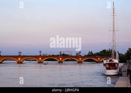 Bordeaux, Frankreich - Juli 17: Blick auf die berühmte Brücke von Bordeaux namens Le Pont de Pierre, Grironde, Aquitaine am 17. Juli 2022 Stockfoto