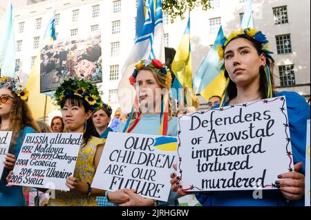 London, Großbritannien. 24. August 2022. Kundgebung vor der Downing Street, um den Unabhängigkeitstag der Ukraine zu feiern. Quelle: Andrea Domeniconi/Alamy Live News Stockfoto