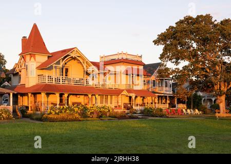 Häuser mit Blick auf den Ocean Park, in Oak Bluffs, Massachusetts, auf Martha's Vineyard, beleuchtet vom frühen Morgenlicht. Stockfoto