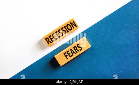 Symbol für Rezessionsängste. Konzeptwörter Rezession Ängste auf Holzblöcken auf einem schönen weißen und blauen Hintergrund. Konzept der Angst vor Geschäfts- und Rezession. Stockfoto