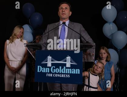 NEW YORK, N.Y. – 23. August 2022: Der Kandidat des demokratischen Kongresses, Dan Goldman, spricht während seiner nächtlichen Wahlbeobachterparty an seine Anhänger. Stockfoto