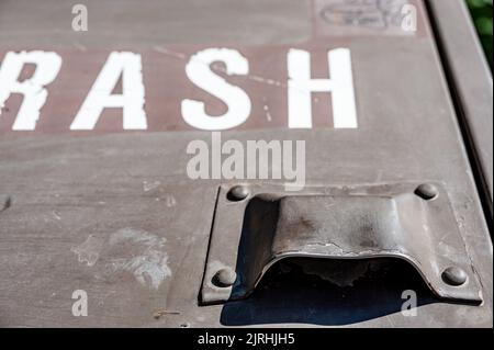 Geschlossener Deckel eines bärsicheren Abfalleimer mit abgedecktem Verschluss. Stockfoto