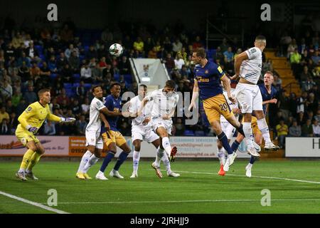 Birkenhead, Großbritannien. 24. August 2022. Chris Wood von Newcastle United (20) führt den Ball an und schießt seinem Team 2. Tore. EFL Carabao Cup round 2 match, Tranmere Rovers gegen Newcastle Utd im Prenton Park in Birkenhead, The Wirral am Mittwoch, 24.. August 2022. Dieses Bild darf nur für redaktionelle Zwecke verwendet werden. Nur zur redaktionellen Verwendung, Lizenz für kommerzielle Nutzung erforderlich. Keine Verwendung in Wetten, Spielen oder einem einzigen Club / Liga / Spieler Publikationen. PIC von Chris Stading / Andrew Orchard Sport Fotografie / Alamy Live News Kredit: Andrew Orchard Sport Fotografie / Alamy Live News Stockfoto