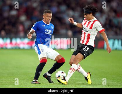 James Tavernier der Rangers (links) und Erick Gutierrez von PSV Eindhoven kämpfen während des Qualifikationsspiel der UEFA Champions League im PSV Stadion in Eindhoven um den Ball. Bilddatum: Mittwoch, 24. August 2022. Stockfoto