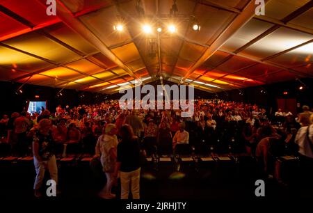 Ludwigshafen, Deutschland. 24. August 2022. Das Zeltkino B des Festivals des Deutschen Films 18.. Das Festival läuft bis zum 11. September. In zwei Zeltkinos mit je 900 Sitzplätzen und einem Open-Air-Kino mit 1200 Sitzplätzen präsentieren die Veranstalter insgesamt 40 deutsche und 9 internationale Produktionen sowie 7 Kinderfilme. Quelle: Joachim Ackermann/dpa/Alamy Live News Stockfoto