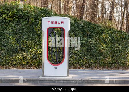 Slowenien, Ljubljana - März 26 2022: Elektroauto Tesla lädt an der Kompressorstation Stockfoto