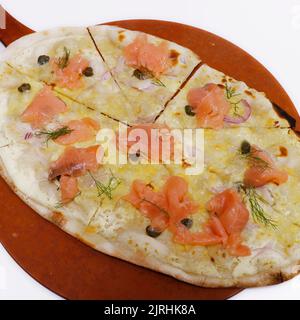 Knusprig geräucherter Lachs-Fladenbrot (Pizza) mit Käsesauce Stockfoto