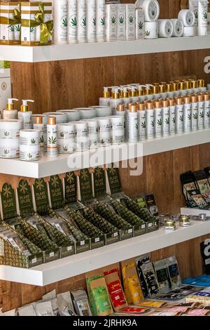 cbd- und Olivenölprodukte für Hautpflege und Gesundheitszwecke sind in einem Geschäft in Zante Stadt zakynthos griechenland erhältlich, Hautpflege, Produkte für Hautpflege, Gesichtsseife Stockfoto