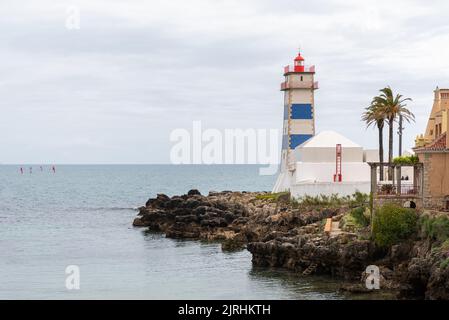 Eine malerische Aussicht auf den Leuchtturm von Santa Marta unter dem düsteren Himmel in Cascais, Portugal Stockfoto