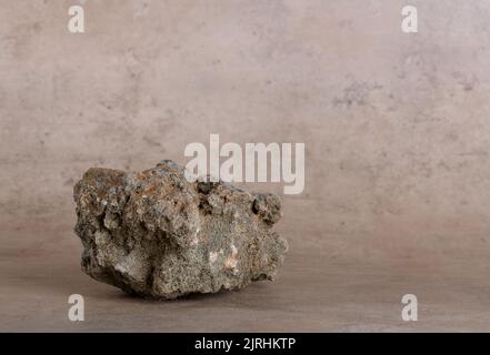 Hintergrund für kosmetische Produkte mit Stein Podium auf natürliche beige Terrakotta-Farbe Hintergrund. Stockfoto