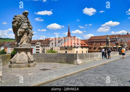 Würzburg, Deutschland - Juni 2022: Alte Mainbrücke mit der heiligen Skulptur Stockfoto