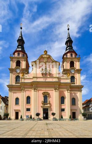 Ludwigsburg, Deutschland - August 2022: Evangelische Stadtkirche Ludwigsburg am Marktplatz im Stadtzentrum Stockfoto