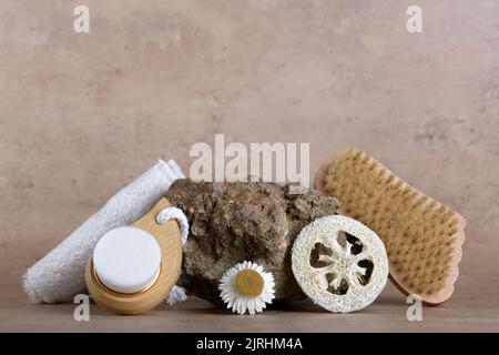 Stone Podium für Kosmetik-Produkt und Set von umweltfreundlichen Bad-Accessoires für zu Hause Beauty-Routine Stockfoto