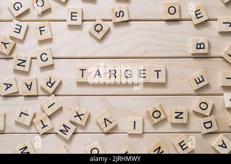 Word Target aus Würfeln mit Buchstaben auf Holzhintergrund Stockfoto