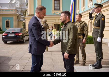 Kiew, Ukraine. 23. August 2022. Der ukrainische Präsident Wolodymyr Zelenskyy, rechts, begrüßt den polnischen Präsidenten Andrzej Duda, links, bei seiner Ankunft am 23. August 2022 im Mariinskyi-Palast in Kiew, Ukraine. Quelle: Sarsenov Daniiar/Ukraine Presidency/Alamy Live News Stockfoto