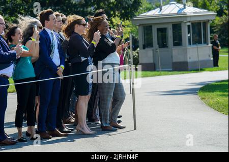 Freunde und Unterstützer sehen zu, wie der US-Präsident Joe Biden auf dem South Lawn des Weißen Hauses in Washington, DC ankommt, nachdem er Rehoboth Beach, Delaware, am Mittwoch, 24. August 2022 besucht hat. Foto von Bonnie Cash/UPICredit: Bonnie Cash/Pool via CNP /MediaPunch Stockfoto