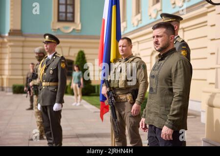 Kiew, Ukraine. 23. August 2022. Der ukrainische Präsident Wolodymyr Zelenskyy, rechts, wartet auf die Ankunft des polnischen Präsidenten Andrzej Duda, links, am 23. August 2022 im Mariinskyi-Palast in Kiew, Ukraine. Quelle: Sarsenov Daniiar/Ukraine Presidency/Alamy Live News Stockfoto