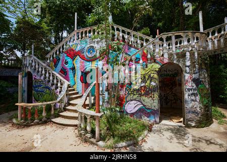 Ein Straßengraffiti auf der verlassenen Treppe in Playa Hermosa, Costa Rica Stockfoto