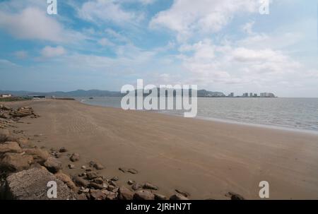 Panoramablick auf die Stadt Bahia de Caraquez vom Strand San Vicente aus gesehen an einem sonnigen Tag Stockfoto