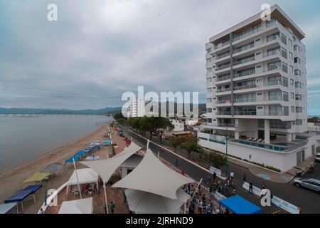 Bahia de Caraquez, Manabi / Ecuador - 21 2022. August: Menschen, die an einem bewölkten Tag auf der Strandpromenade der Stadt am Strand spazieren Stockfoto