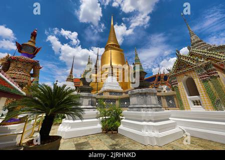 Golden Phra Si Rattana Chedi im Wat Phra Kaew, Tempel des Smaragd-Buddha, Bangkok, Thailand Stockfoto