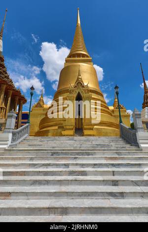 Golden Phra Si Rattana Chedi im Wat Phra Kaew, Tempel des Smaragd-Buddha, Bangkok, Thailand Stockfoto