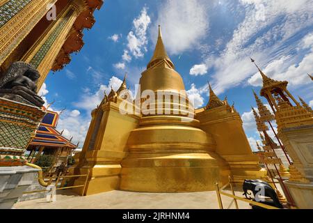 Golden Phra Si Rattana Chedi im Wat Phra Kaew, Tempel des Smaragd-Buddha, Bangkok, Thailand Stockfoto