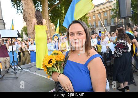 Downing Street, London, Großbritannien. 24. August 2022. Die Ukrainer sind sehr stolz auf ihre Kultur und viele Ukrainer tragen traditionelle ukrainische Stoffe und einen schönen Kopfschmuck. Heute ist die Ukraine Independence Day Rallye 'beendet den Krieg in der Ukraine zusammen, stoppt die Invasion von Russland. Stockfoto