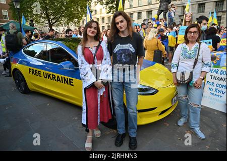 Downing Street, London, Großbritannien. 24. August 2022. Die Ukrainer sind sehr stolz auf ihre Kultur und viele Ukrainer tragen traditionelle ukrainische Stoffe und einen schönen Kopfschmuck. Heute ist die Ukraine Independence Day Rallye 'beendet den Krieg in der Ukraine zusammen, stoppt die Invasion von Russland. Stockfoto