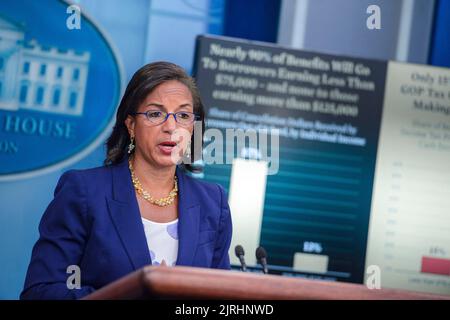 Die Innenpolitikbergerin Susan Ris spricht während der täglichen Pressekonferenz im James S. Brady Briefing Room, nachdem Präsident Joe Biden am Mittwoch, dem 24. August 2022, im Weißen Haus in Washington, DC Anmerkungen zu seinem Plan zur Vergebung von Studiendarlehen gegeben hatte. Foto von Bonnie Cash/Pool/ABACAPRESS.COM Stockfoto