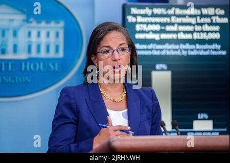 Die Innenpolitikbergerin Susan Ris spricht während der täglichen Pressekonferenz im James S. Brady Briefing Room, nachdem Präsident Joe Biden am Mittwoch, dem 24. August 2022, im Weißen Haus in Washington, DC Anmerkungen zu seinem Plan zur Vergebung von Studiendarlehen gegeben hatte. Foto von Bonnie Cash/Pool/ABACAPRESS.COM Stockfoto