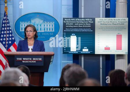 Die Innenpolitikbergerin Susan Ris spricht während der täglichen Pressekonferenz im James S. Brady Briefing Room, nachdem Präsident Joe Biden am Mittwoch, dem 24. August 2022, im Weißen Haus in Washington, DC Anmerkungen zu seinem Plan zur Vergebung von Studiendarlehen gegeben hatte. Foto von Bonnie Cash/Pool/ABACAPRESS.COM Stockfoto