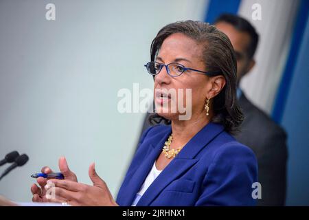 Die Innenpolitikbergerin Susan Ris spricht während der täglichen Pressekonferenz im James S. Brady Briefing Room, nachdem Präsident Joe Biden am Mittwoch, dem 24. August 2022, im Weißen Haus in Washington, DC Anmerkungen zu seinem Plan zur Vergebung von Studiendarlehen gegeben hatte. Foto von Bonnie Cash/Pool/ABACAPRESS.COM Stockfoto