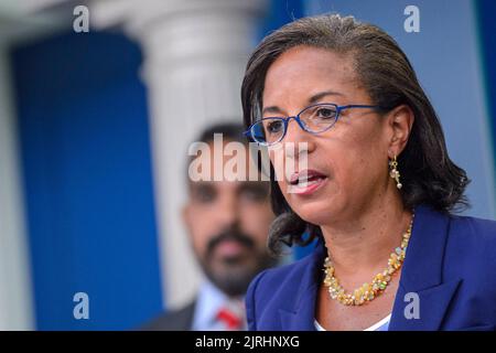 Die Innenpolitikbergerin Susan Ris spricht während der täglichen Pressekonferenz im James S. Brady Briefing Room, nachdem Präsident Joe Biden am Mittwoch, dem 24. August 2022, im Weißen Haus in Washington, DC Anmerkungen zu seinem Plan zur Vergebung von Studiendarlehen gegeben hatte. Foto von Bonnie Cash/Pool/ABACAPRESS.COM Stockfoto