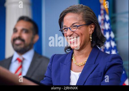 Die Innenpolitikberin Susan Ris lächelt während der täglichen Pressekonferenz im James S. Brady Briefing Room, nachdem Präsident Joe Biden am Mittwoch, den 24. August 2022, im Weißen Haus in Washington, DC, Bemerkungen zu seinem staatlichen Plan zur Vergebung von Studiendarlehen gegeben hatte. Foto von Bonnie Cash/Pool/ABACAPRESS.COM Stockfoto
