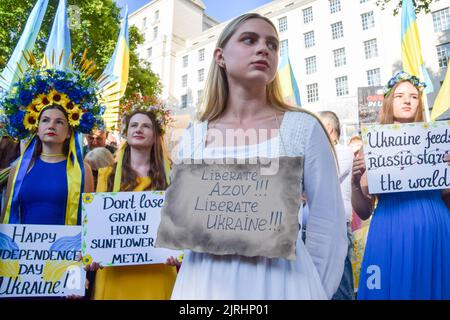 London, Großbritannien. 24.. August 2022. Demonstranten versammelten sich vor der Downing Street zur Unterstützung der Ukraine am 31.. Jahrestag der Unabhängigkeit des Landes, während Russland seinen Angriff fortsetzt. Kredit: Vuk Valcic/Alamy Live Nachrichten Stockfoto