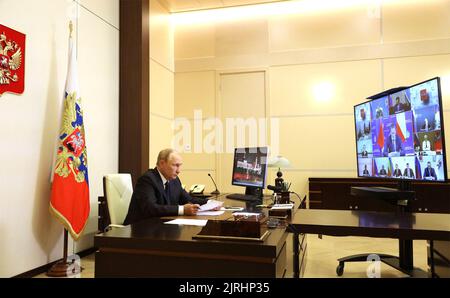 Novo-Ogaryowo, Russland. 24. August 2022. Der russische Präsident Wladimir Putin macht sich Notizen während eines virtuellen Treffens mit den Beamten des Notdienstes, um die Reaktion auf Waldbrände während des gesamten Landbezirkes vom offiziellen Wohnsitz von Novo-Ogarjovo am 24. August 2022 im Moskauer Gebiet, Russland, zu besprechen. Durch das trockene heiße Wetter haben sich Waldbrände in den Regionen Rjasan und Nischni Nowgorod sowie in der Republik Mari El ausgebreitet. Quelle: Mikhail Klimentyev/Kremlin Pool/Alamy Live News Stockfoto