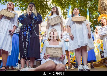 London, Großbritannien. 24.. August 2022. Demonstranten versammelten sich vor der Downing Street zur Unterstützung der Ukraine am 31.. Jahrestag der Unabhängigkeit des Landes, während Russland seinen Angriff fortsetzt. Kredit: Vuk Valcic/Alamy Live Nachrichten Stockfoto