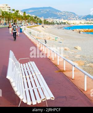 Weiße Bank am schönen Ufer, Menschen zu Fuß, mediterrane Küste und Strand, Frankreich Stockfoto