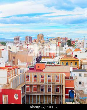 Stadtbild von Cartagena, bunte Häuser und Berge im Hintergrund, Spanien Stockfoto