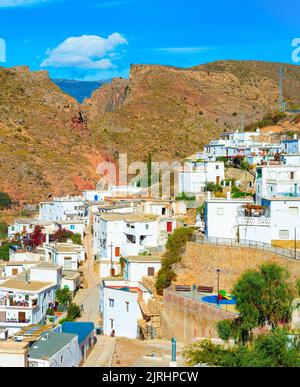 Sonniges Stadtbild von Cartagena Wohngebiet zwischen Bergen, Spanien Stockfoto