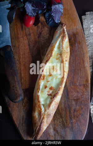 Türkisches Pide mit Käse - Kasarli Pide Stockfoto