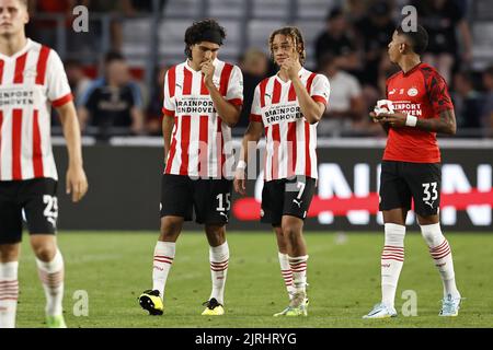 EINDHOVEN - (lr) Erick Gutierrez vom PSV Eindhoven, Xavi Simons vom PSV Eindhoven, Savio Moreira de Oliveira vom PSV Eindhoven während des UEFA Champions League-Play-off-Spiels zwischen PSV Eindhoven und dem Rangers FC im Phillips-Stadion am 24. August 2022 in Eindhoven, Niederlande. ANP | Dutch Höhe | Maurice van Steen Stockfoto