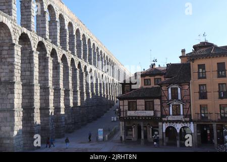 Aquädukt von Segovia, neben Madrid in Spanien mit dem berühmtesten Restaurant in der Altstadt mit einer Mischung aus Kulturen. Historische und touristische Stadt Stockfoto