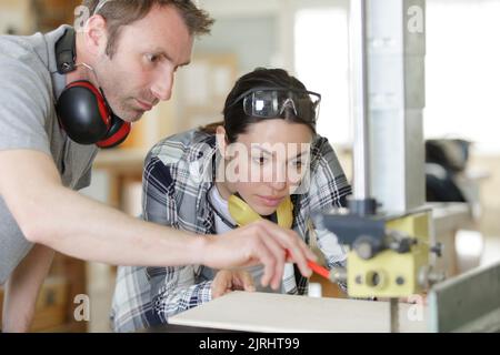 Tischlerfrau und Mann in der Werkstatt Stockfoto